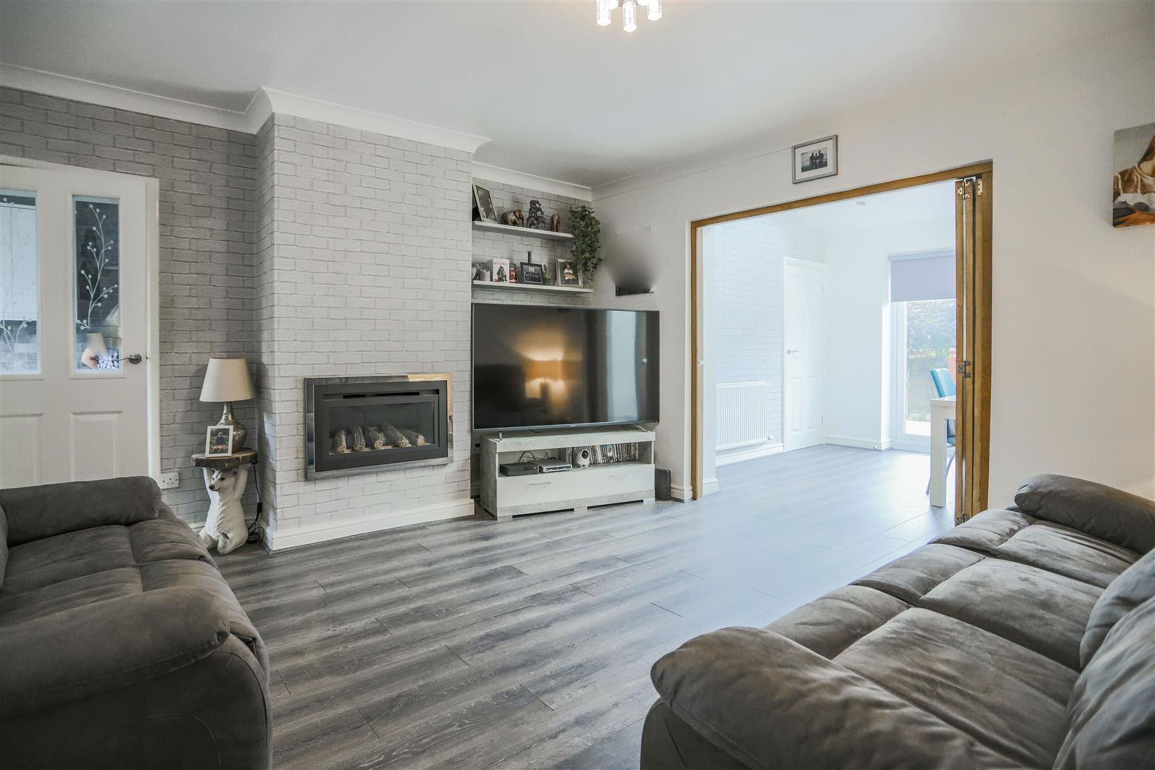 4 Bed Mid Terrace House For Sale - Main Image
